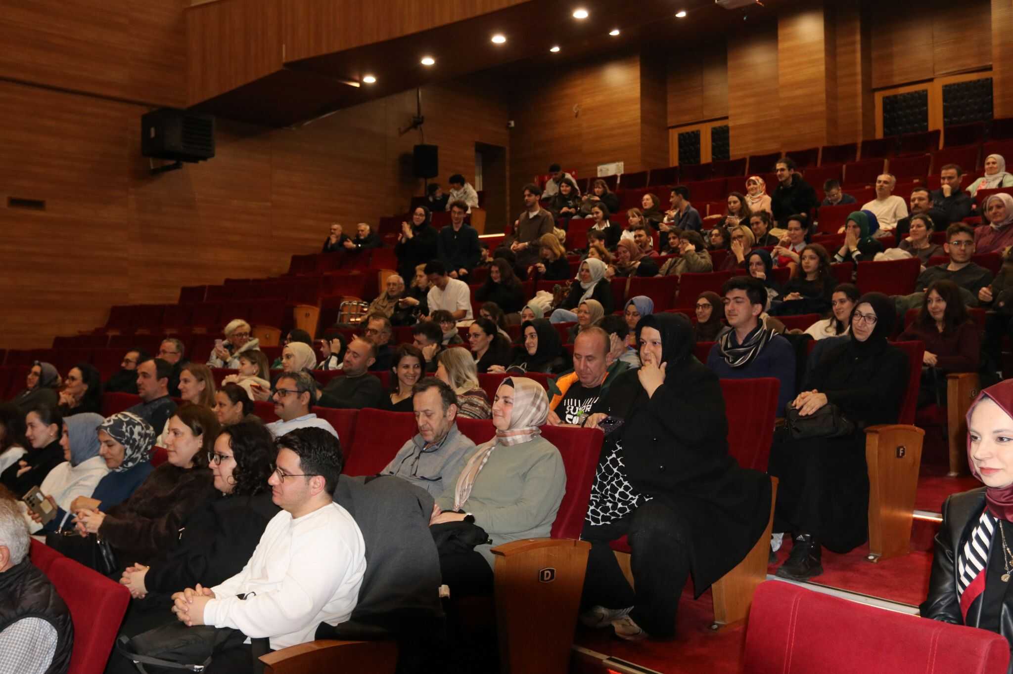Serdivan’da Devlet Tiyatrosu Gösterisi Sanatseverlerden Yoğun İlgi Gördü
