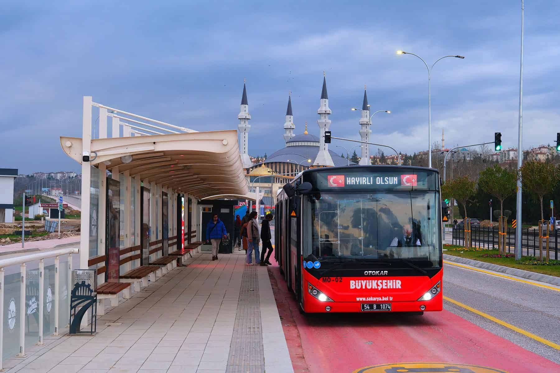 Metrobüs durağı ve otobüs, Sakarya'da toplu ulaşımın ilk tercihi.