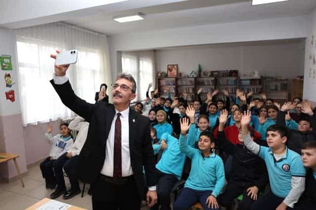 Afetlere karşı bilinçli nesiller eğitimi, Erenler’de gençlerin afet farkındalığını artırıyor.