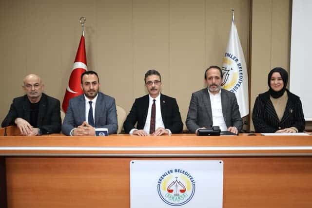 Belediye yetkilileri ve kadın temsilcilerle resmi toplantı, basın merkezi etkinliği.