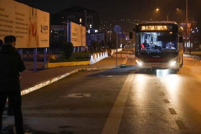 Sakarya'da gece boyunca 22 farklı lokasyona aralıksız yolcu taşınıyor.