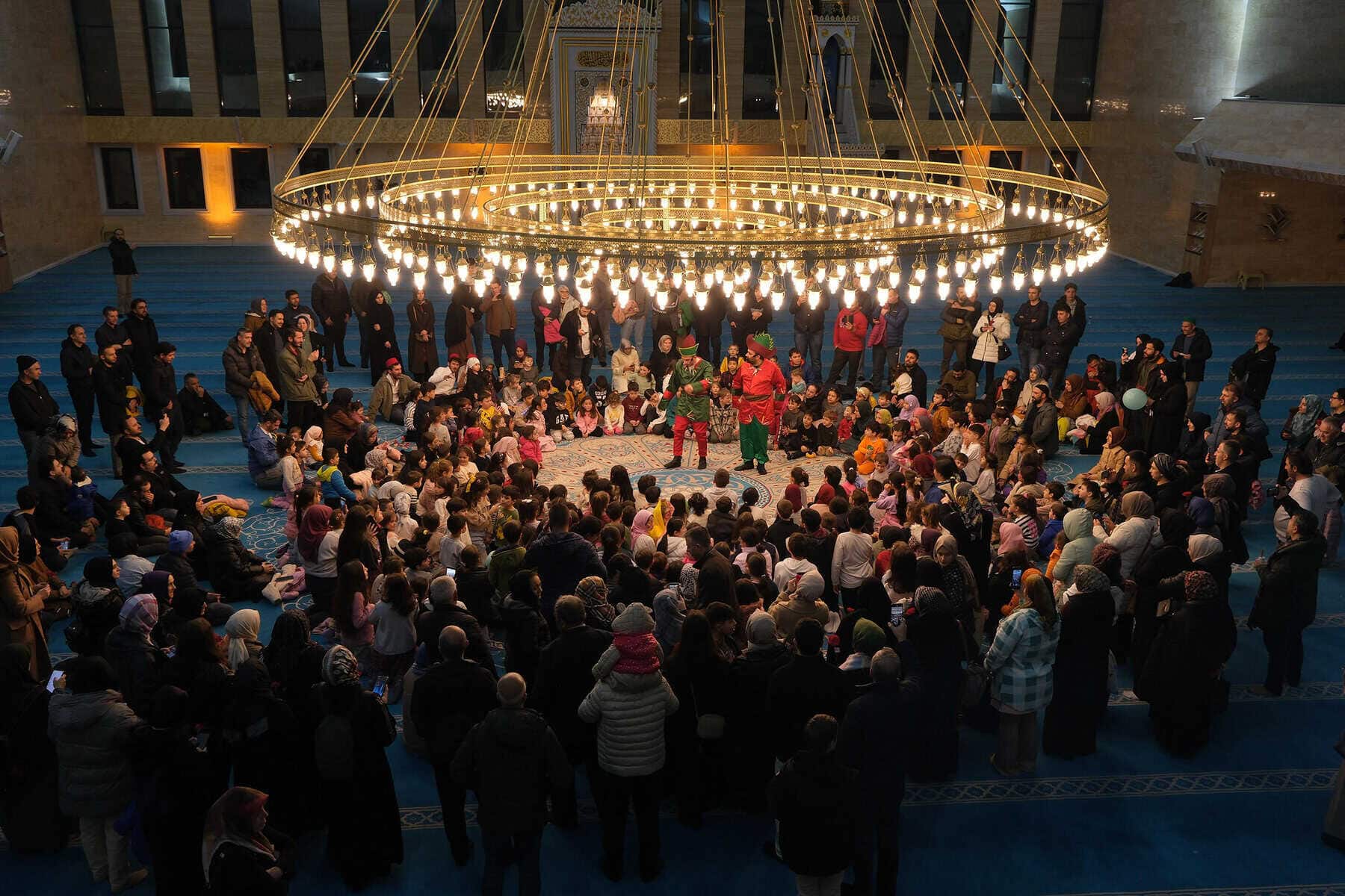 Miniklerle Ramazan etkinliği, çocuklar ve aileler büyük ilgi gösteriyor.