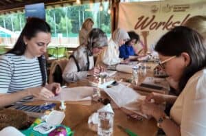 Sanat dolu bir gün, Sapanca’da çeşitli atölyelerde katılımcılarla birlikte yaratıcı çalışmalar.