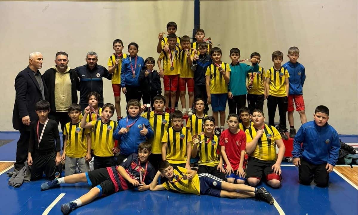Serdivanlı sporcular, Küçükler ve Yıldızlar kategorilerinde takım halinde zirveye çıktı