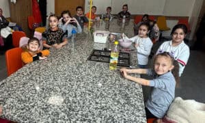 Misafir okul öğrencileri SGM’de düzenlenen buluşmada bir araya geliyor.