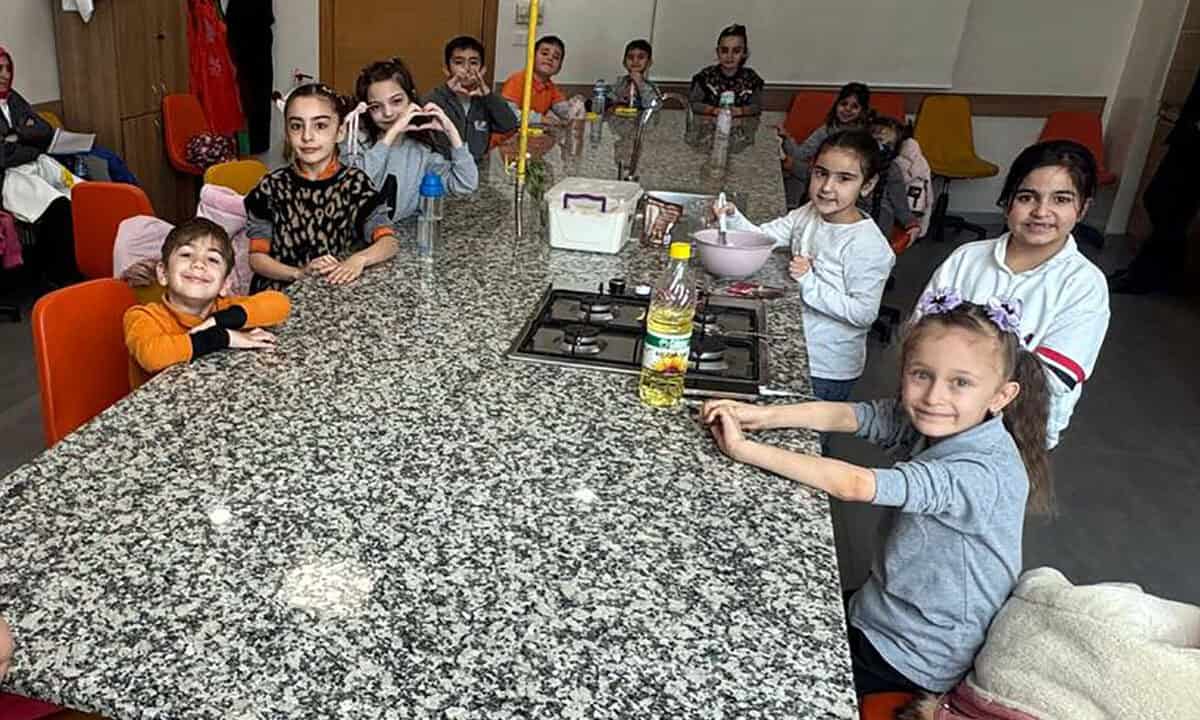 Misafir okul öğrencileri SGM’de düzenlenen buluşmada bir araya geliyor.