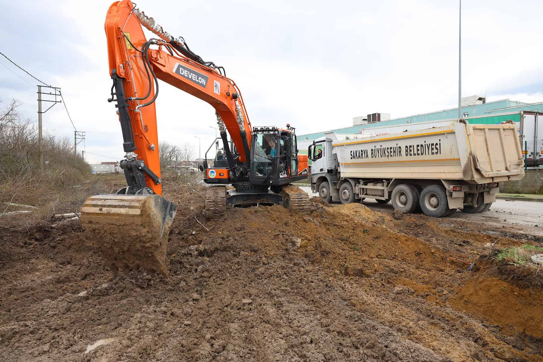 Yol yapımında kazma ve toprak taşıma işlemi gerçekleşiyor.