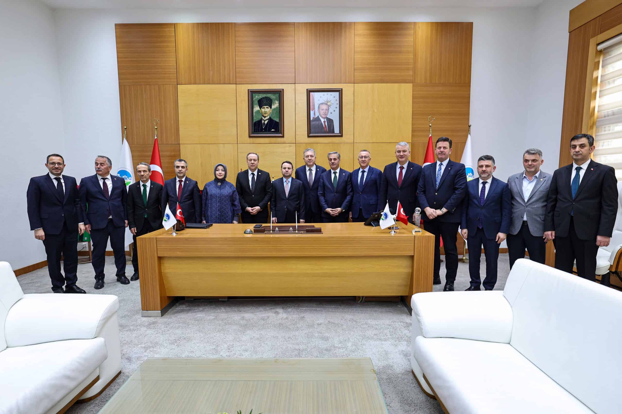 Adalet Bakanı Akın Gürlek, Sakarya Büyükşehir Belediyesi’ni Ziyaret Etti: ‘Huzur Şehri’ Vurgusu ve Birlik Mesajı