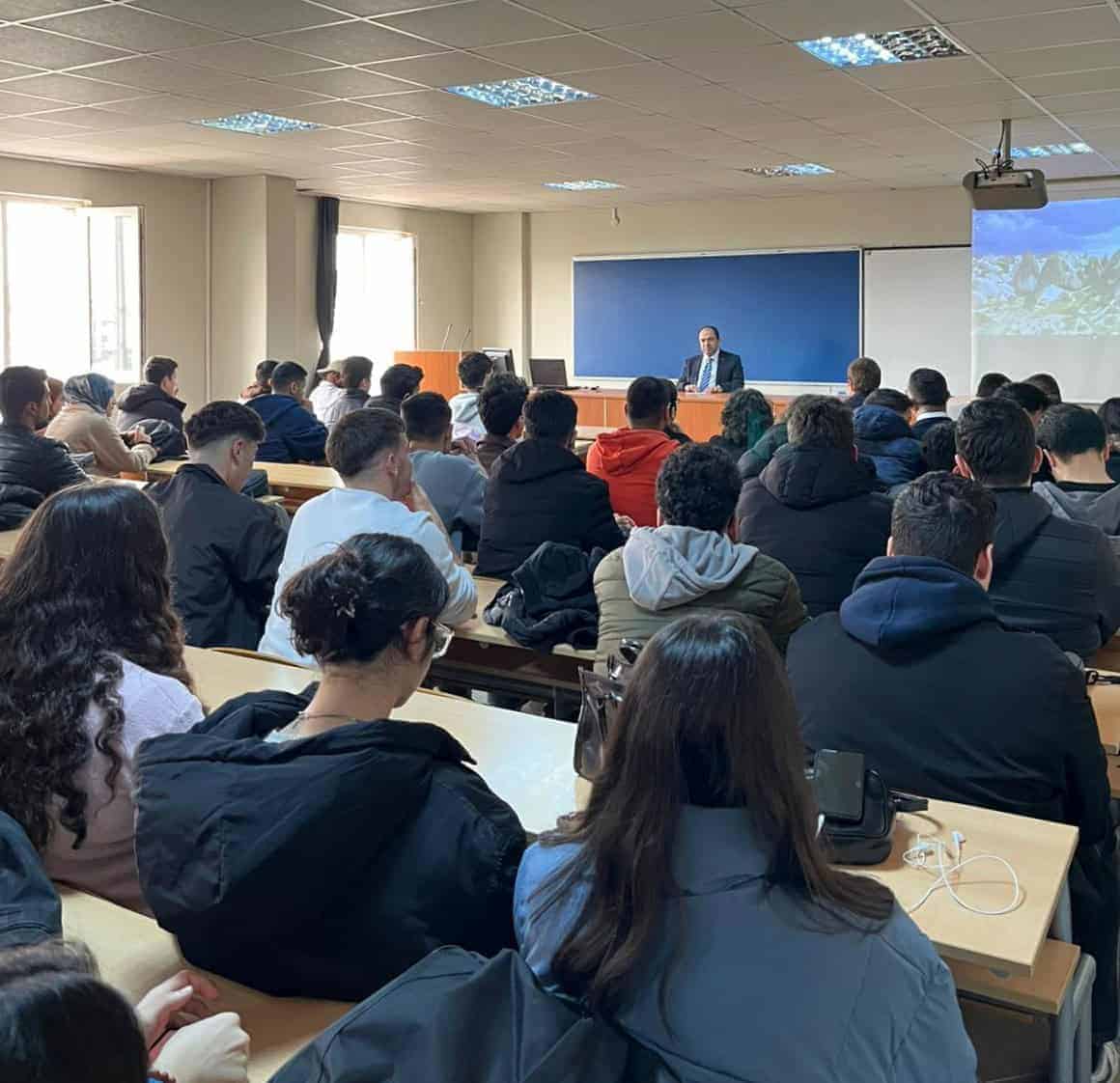 Bilişimde İnsan Olabilmenin Yolları İlk Ders Etkinliğinde Konuşuldu