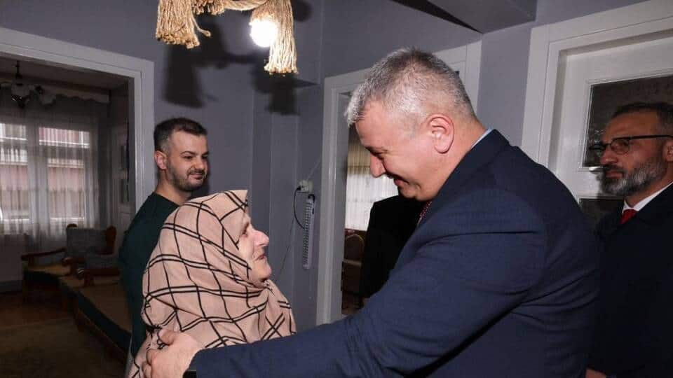 Serdivan Belediyesi’nden Dünya Yaşlılar Haftası’nda Büyüklerimize Anlamlı Destek ve Ziyaretler