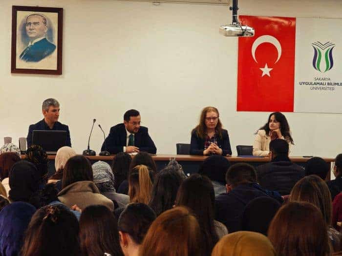 Akyazı SHMYO'da Türkiye'de Sağlık Hizmetlerinin İşleyişi Öğrencilere Anlatıldı