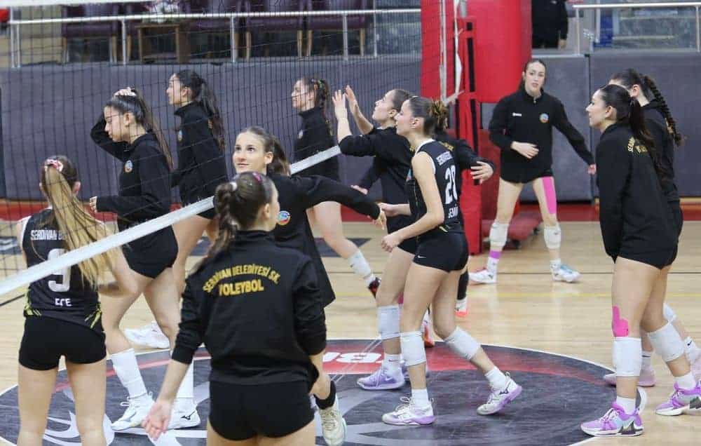 Serdivan Belediyesi Yıldız Kızlar Voleybolunda İl Finalinde Çifte Başarı Elde Etti
