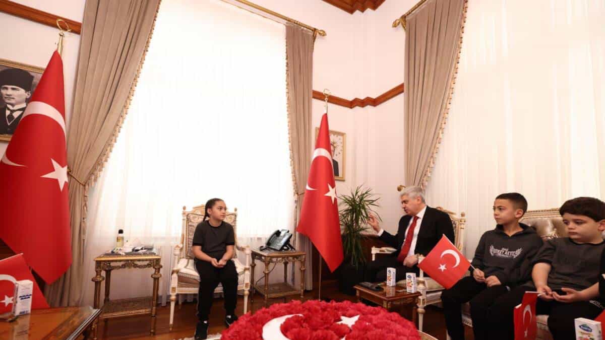 Sakarya’da 23 Nisan’da Öğrenciler Valilikte Temsili Yönetimde