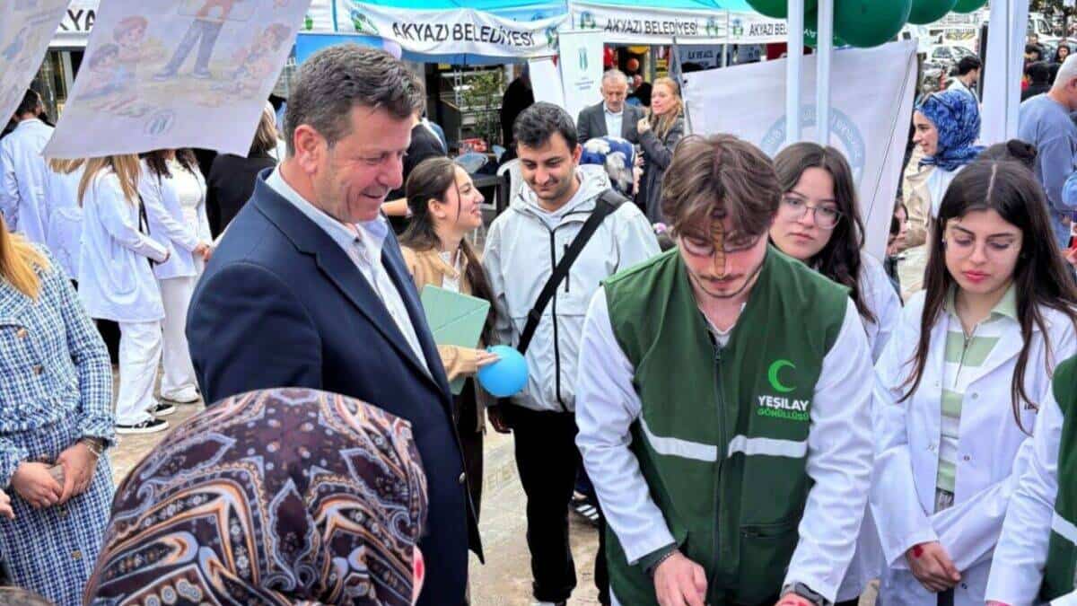 Akyazı'da Öğrencilerden Sağlık Sokağı Projesiyle Topluma Bilgilendirme ve Tarama Desteği