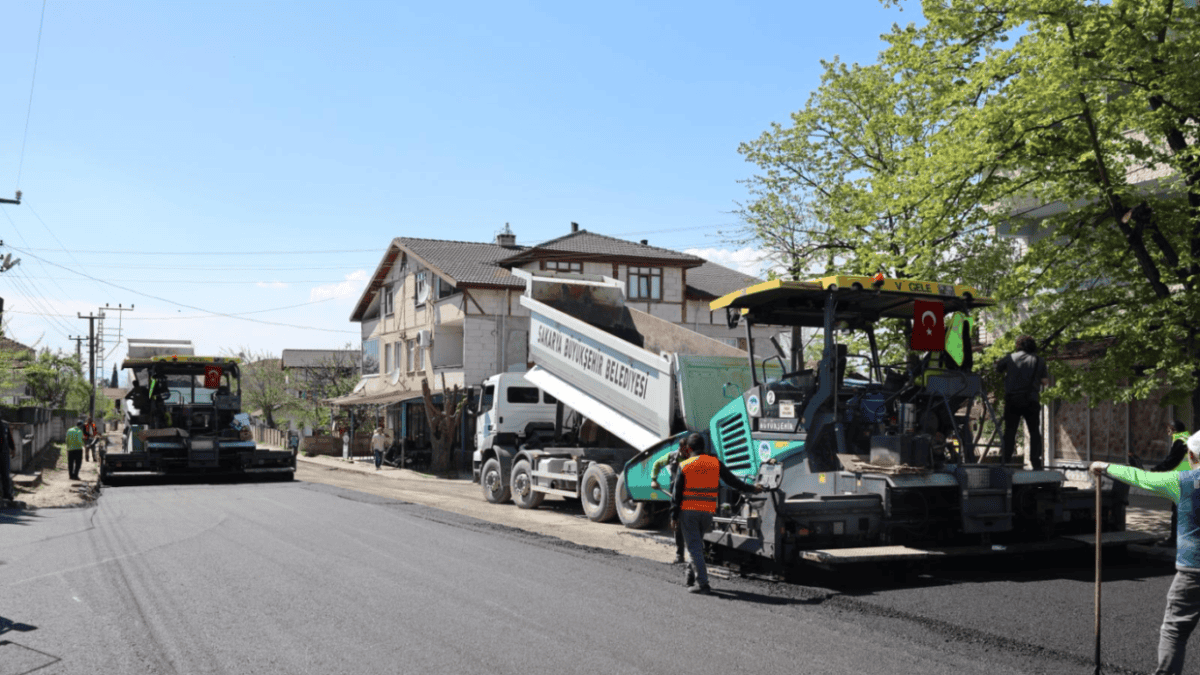 Akyazı’da Altındere ve Yağcılar Mahallelerinde Asfalt Serimi Başladı