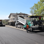 Akyazı’da Altındere ve Yağcılar Mahallelerinde Asfalt Serimi Başladı