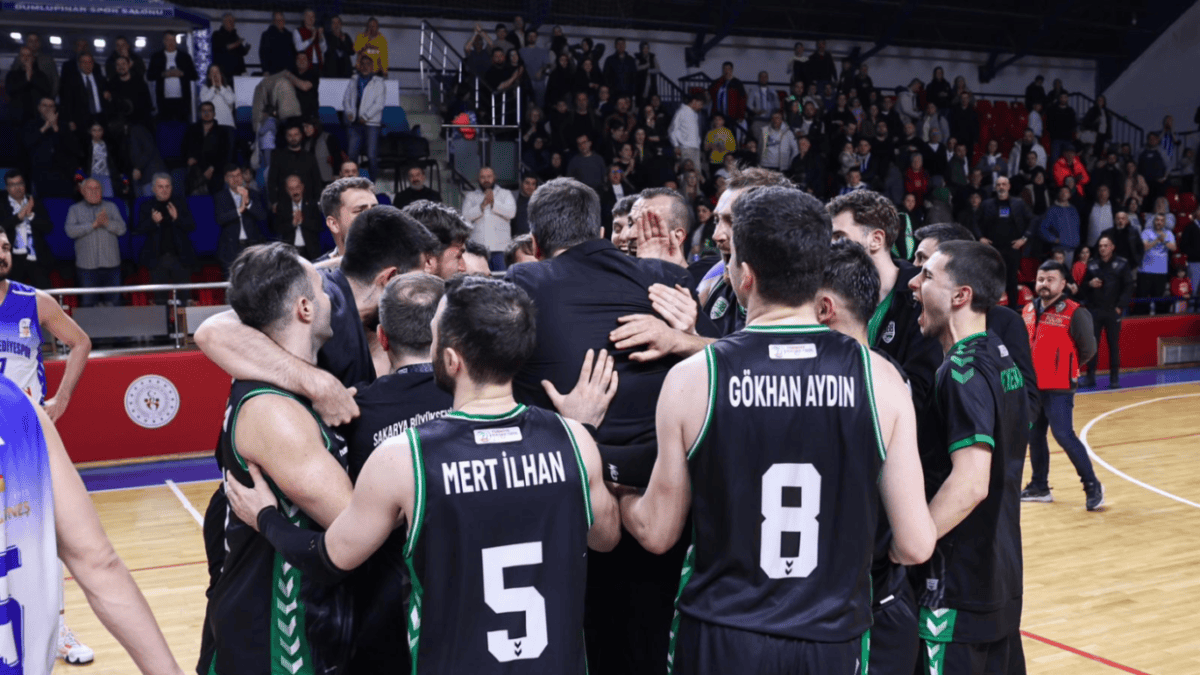Sakarya Büyükşehir Basketbol Takımı Kütahya’da Galibiyetle 1. Lig’e Yükseldi