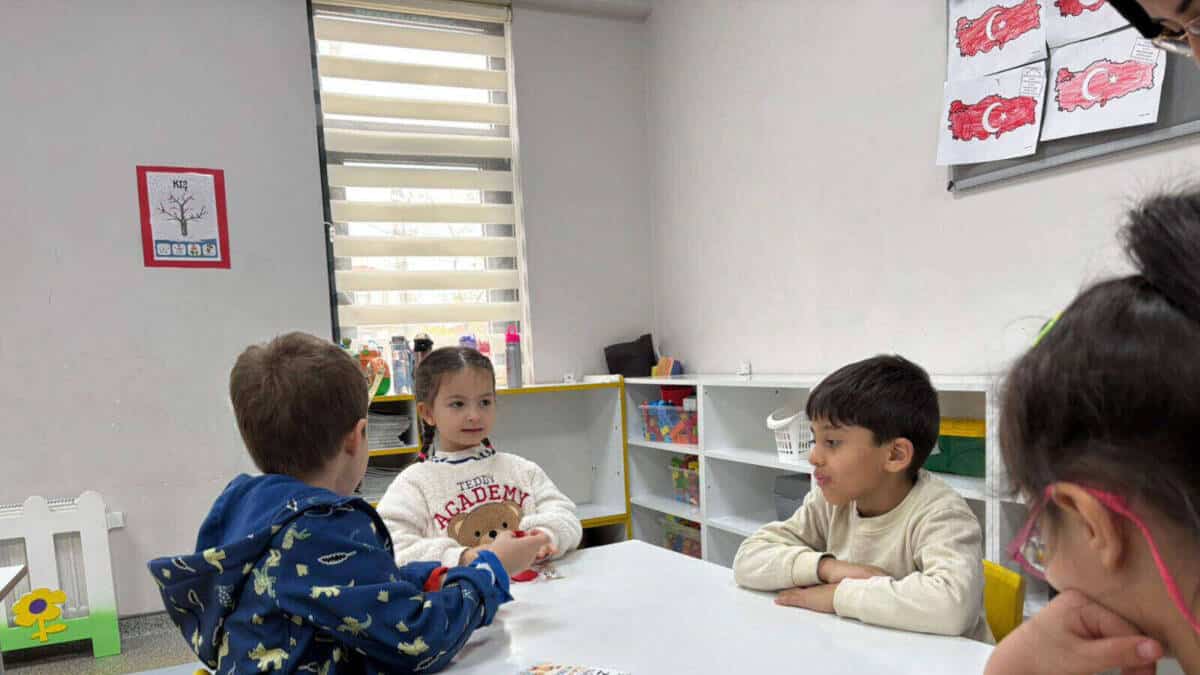 Sakarya’da 23 Nisan’da Anaokulu ve Hastanede Çocuklara Bayram Hediyesi Dağıtıldı