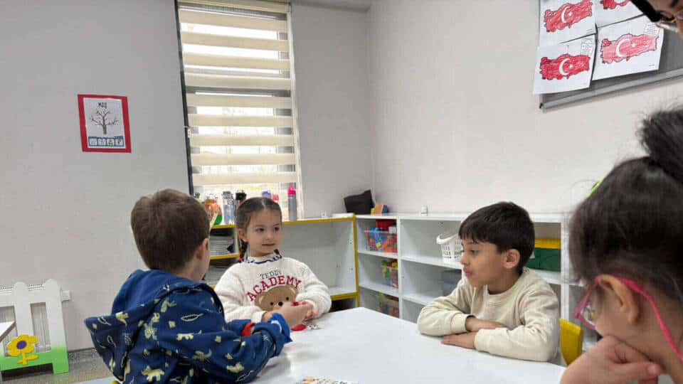 Sakarya’da 23 Nisan’da Anaokulu ve Hastanede Çocuklara Bayram Hediyesi Dağıtıldı