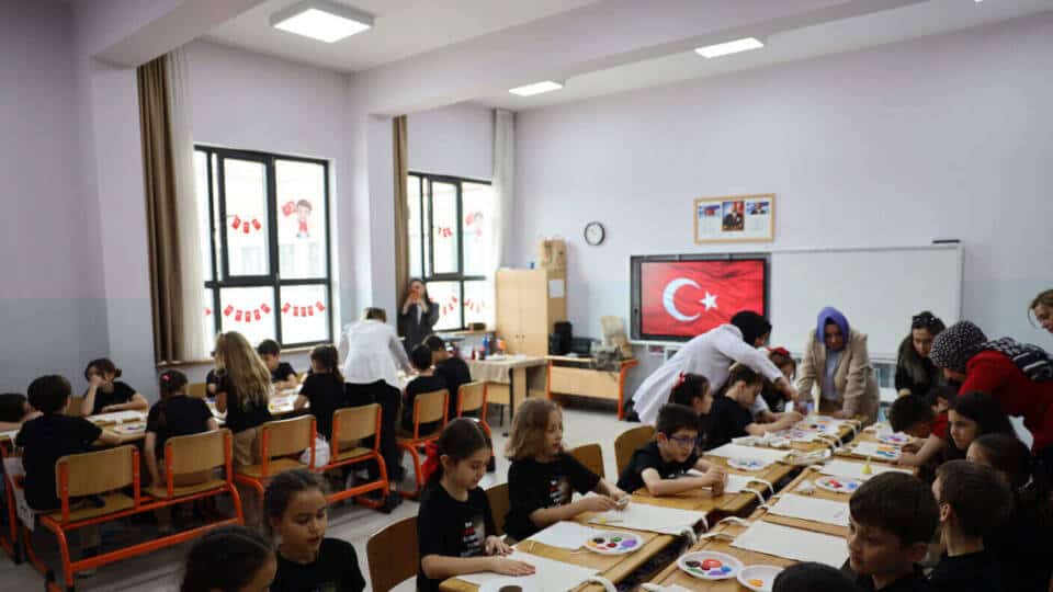 Sakarya’da 23 Nisan’da Çocuklara SAMEK’ten Sanat Atölyesi ve Şiir Etkinliği Düzenlendi