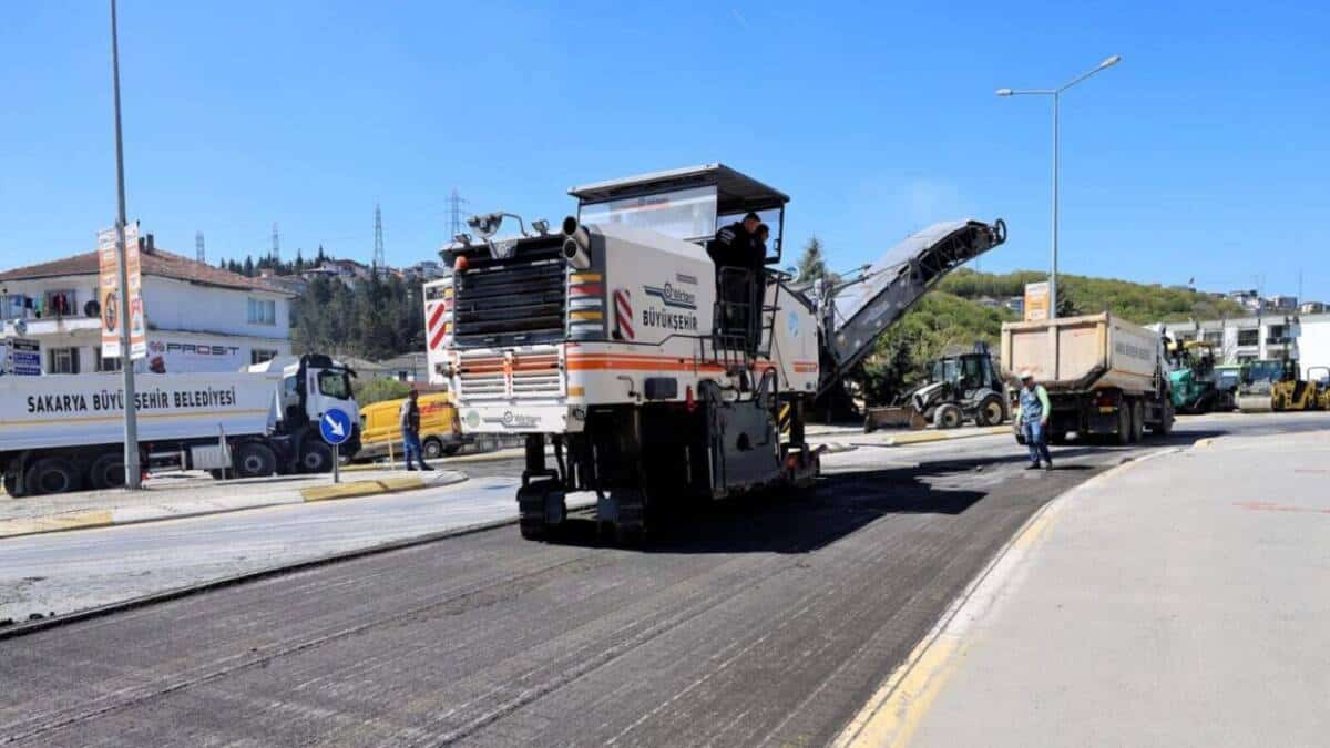 Sakarya'da Asfalt Sezonu Öncesi Yoğun Güzergahlarda Yol İyileştirmesi Yapılıyor