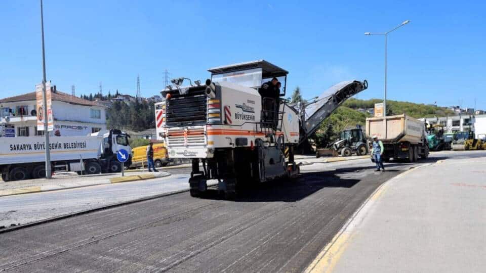 Sakarya'da Asfalt Sezonu Öncesi Yoğun Güzergahlarda Yol İyileştirmesi Yapılıyor