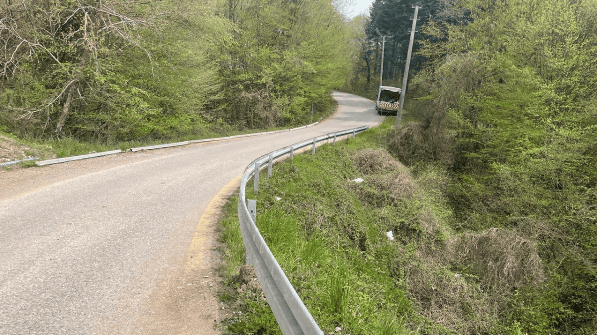 Hendek Hicriye Mahallesi’nde Tehlikeli Yol Noktalarına Çelik Korkuluk Montajı Yapıldı