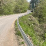 Hendek Hicriye Mahallesi’nde Tehlikeli Yol Noktalarına Çelik Korkuluk Montajı Yapıldı