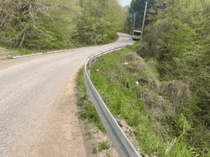 Hendek Hicriye Mahallesi’nde Tehlikeli Yol Noktalarına Çelik Korkuluk Montajı Yapıldı