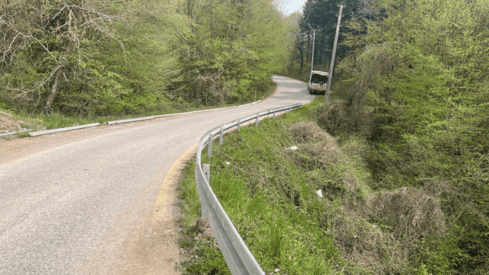 Hendek Hicriye Mahallesi’nde Tehlikeli Yol Noktalarına Çelik Korkuluk Montajı Yapıldı