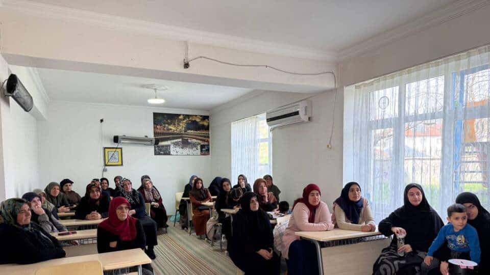 Sakarya Büyükşehir'den Akyazı Kırsalında Kadınlara Aile İçi İletişim Desteği Sürüyor