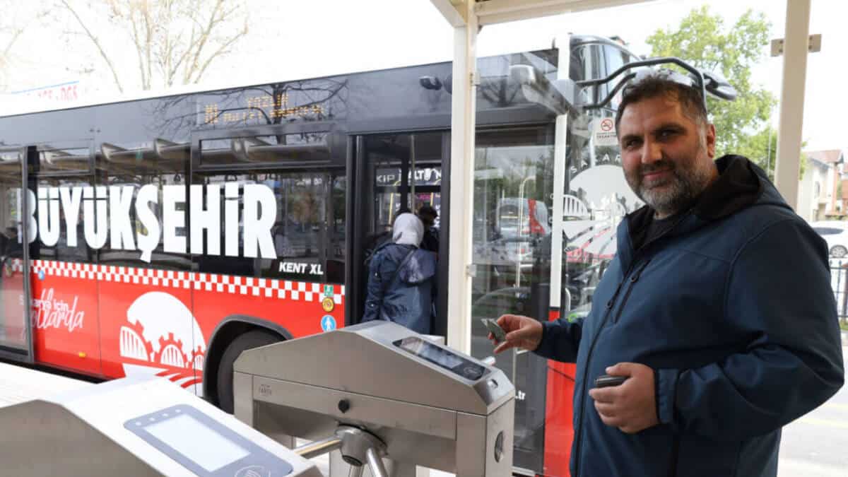 Sakarya’da Metrobüslerde Ücretli Döneme Geçildi, İlk Gün 10 Bin Yolcuya Ulaşıldı