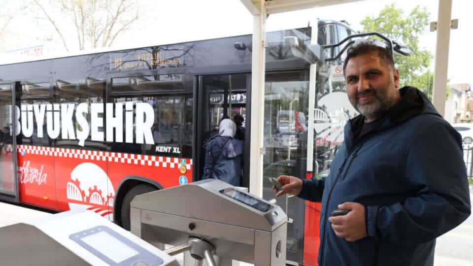 Sakarya’da Metrobüslerde Ücretli Döneme Geçildi, İlk Gün 10 Bin Yolcuya Ulaşıldı