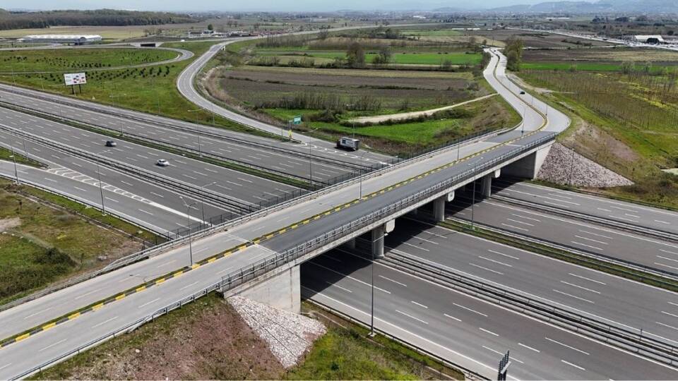 Sakarya'da Ulaşımda Güvenlik ve Konfor İçin Yol ve Köprü Çalışmaları Hız Kazandı