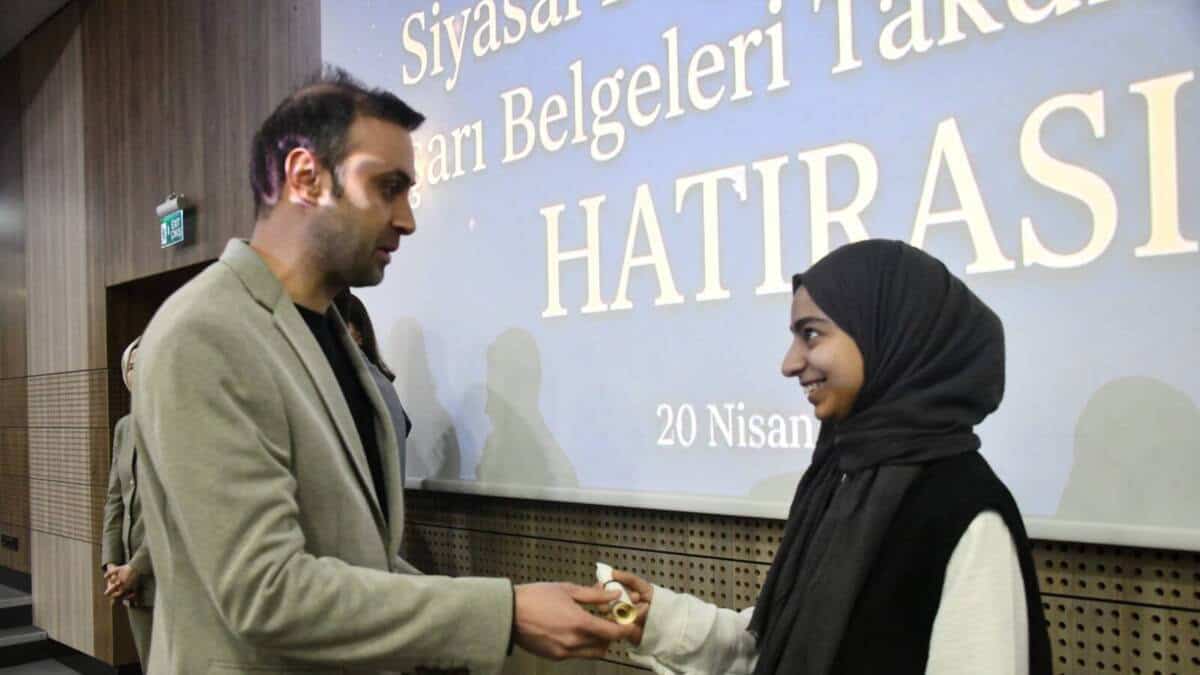 Sakarya Üniversitesi SBF’de Onur Belgeleri Düzenlenen Törenle Öğrencilere Sunuldu