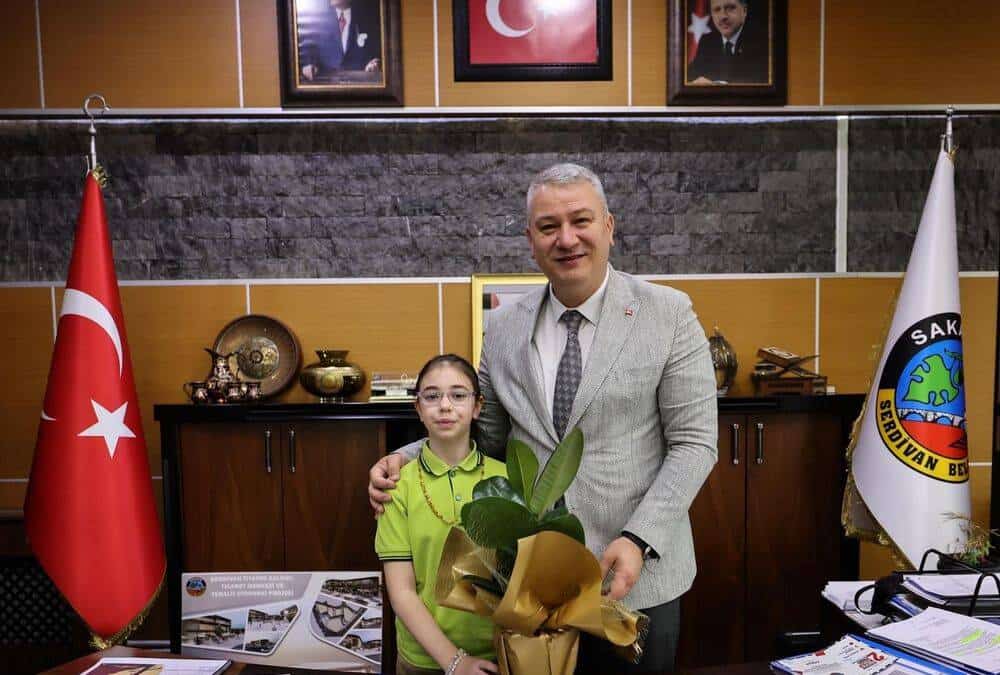 Serdivan Belediyesi’nde 23 Nisan’da Başkanlık Koltuğu Sembolik Olarak Öğrencilere Emanet Edildi