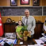 Serdivan Belediyesi’nde 23 Nisan’da Başkanlık Koltuğu Sembolik Olarak Öğrencilere Emanet Edildi