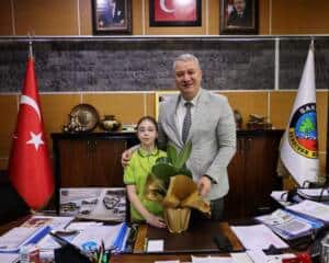 Serdivan Belediyesi’nde 23 Nisan’da Başkanlık Koltuğu Sembolik Olarak Öğrencilere Emanet Edildi