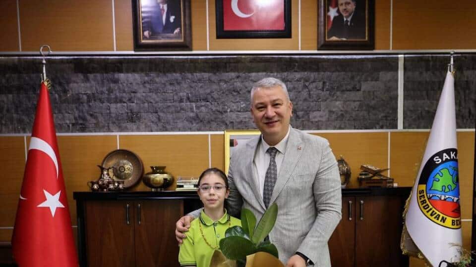 Serdivan Belediyesi’nde 23 Nisan’da Başkanlık Koltuğu Sembolik Olarak Öğrencilere Emanet Edildi