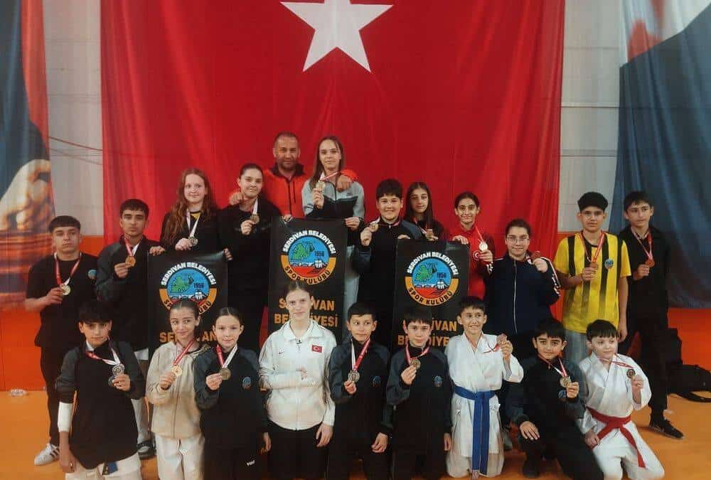 Serdivan Belediyesi Karate Takımı 23 Nisan Şampiyonası’nda 10 Birincilik ve 25 Madalya Elde Etti