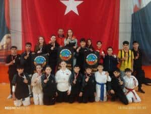 Serdivan Belediyesi Karate Takımı 23 Nisan Şampiyonası’nda 10 Birincilik ve 25 Madalya Elde Etti