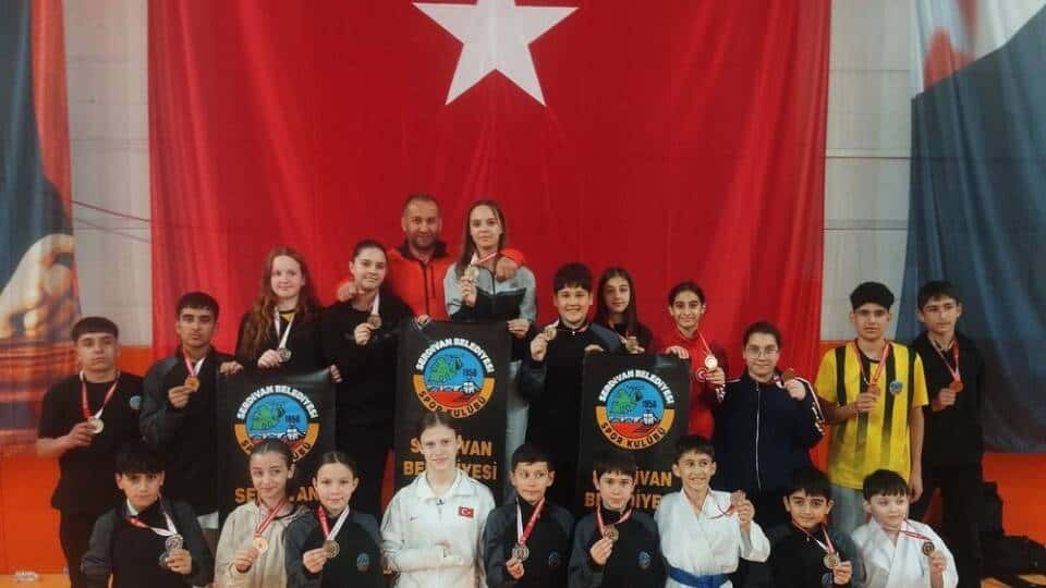 Serdivan Belediyesi Karate Takımı 23 Nisan Şampiyonası’nda 10 Birincilik ve 25 Madalya Elde Etti