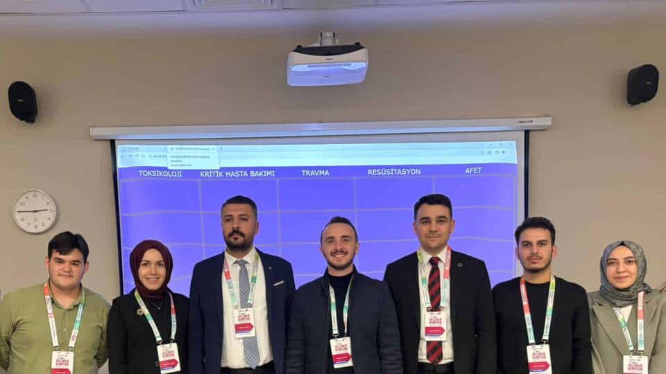 SUBÜ Paramedik Öğrencileri Acil Sağlık Kongresi'nde İki Yarışmada Birinci Oldu