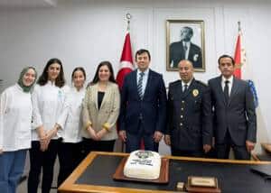 Sapanca'da Öğrenciler Polis Haftası'nda Emniyet Müdürünü Ziyaret Ederek Kutlama Pastası Kesti