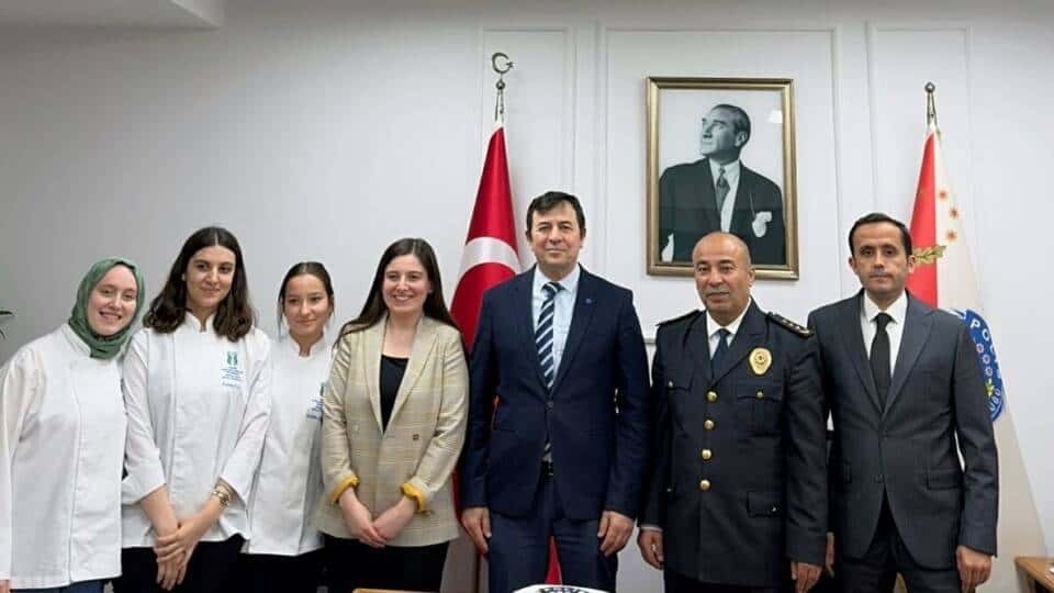 Sapanca'da Öğrenciler Polis Haftası'nda Emniyet Müdürünü Ziyaret Ederek Kutlama Pastası Kesti