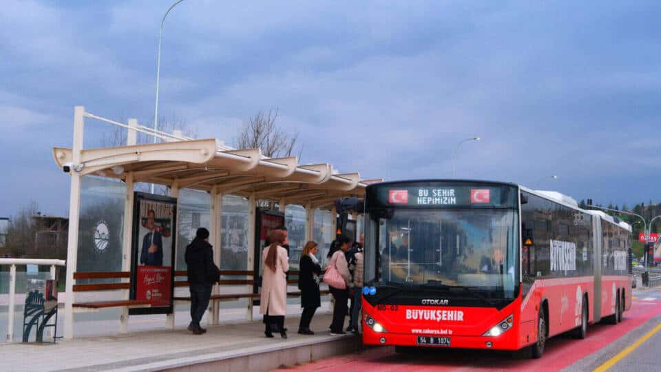 Sakarya’da Metrobüslerde Gece Seferleri Başladı: Ulaşım Saatleri Artık Daha Esnek