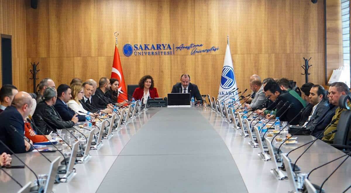Sakarya Üniversitesi İşletme Fakültesi Danışma Kurulu Toplantısında Yetkinlik Odaklı Eğitim ve Sektör Katkısı Ele Alındı