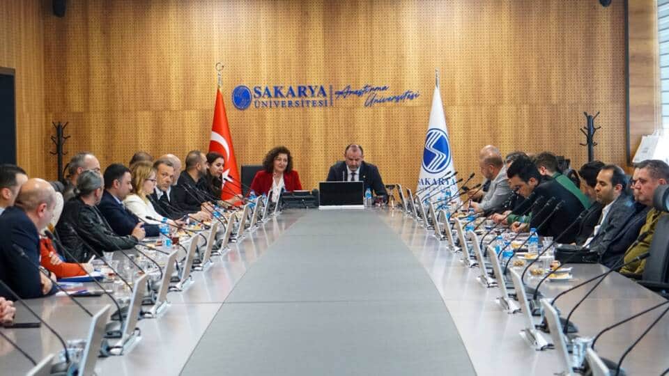 Sakarya Üniversitesi İşletme Fakültesi Danışma Kurulu Toplantısında Yetkinlik Odaklı Eğitim ve Sektör Katkısı Ele Alındı
