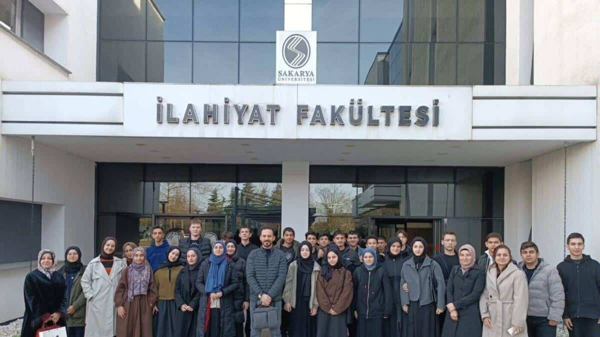 Sakarya’daki Liselilere Üniversite ve Girişimcilik Deneyimi Sunan Proje Tamamlandı