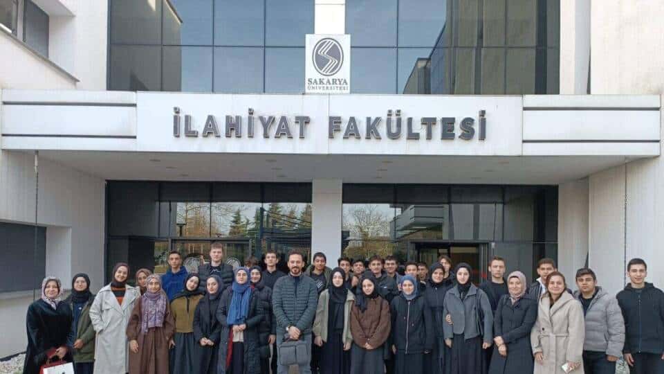 Sakarya’daki Liselilere Üniversite ve Girişimcilik Deneyimi Sunan Proje Tamamlandı